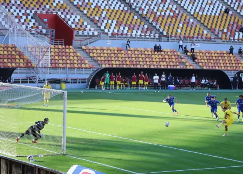 گلر استقلال علیه کاپیتان سابق آبیها