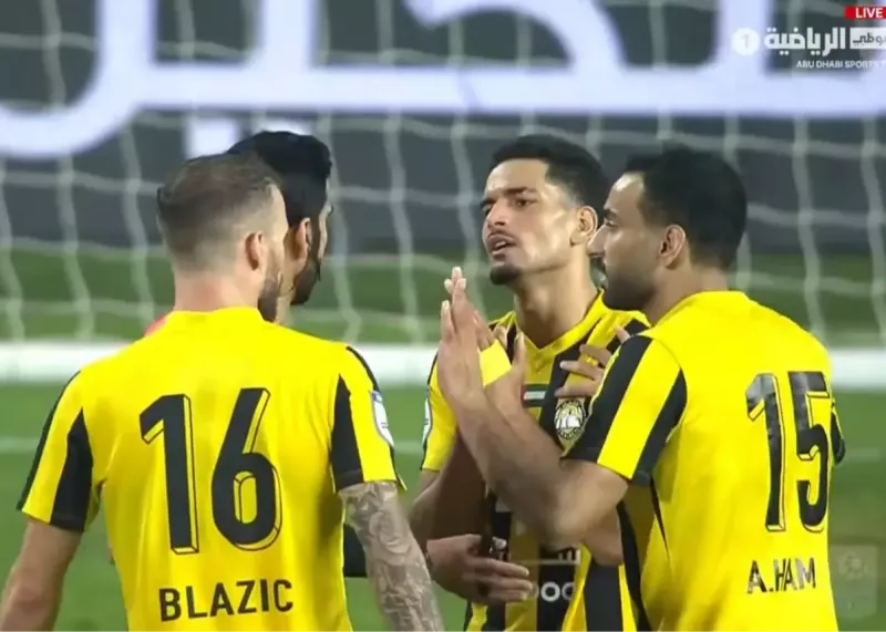 مشکوک‌ترین صحنه فوتبال امارات بدون وی‌ای‌آر!