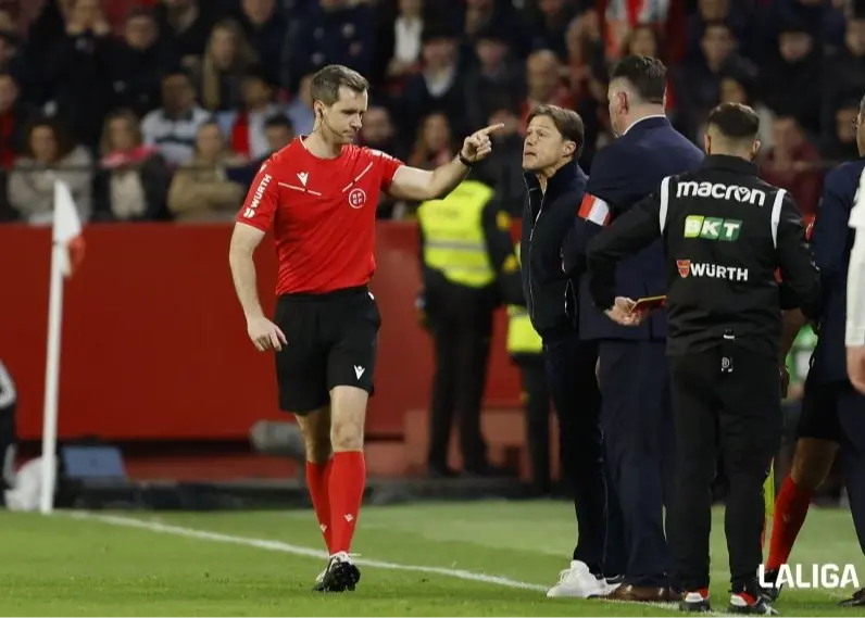 جنجال بزرگ در لالیگا: مربی اخراجی بیرون نمی‌رفت!