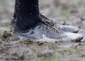 فوتبال در باتلاق: تا زانو در گل و لای! (عکس)