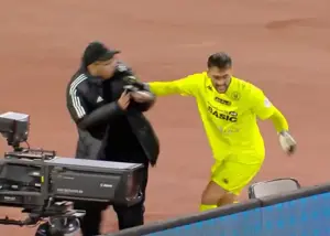 ضرب و شتم توپ جمع‌کن در لیگ عربستان! (عکس)