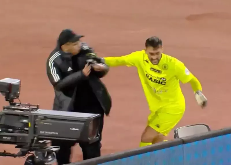 ضرب و شتم توپ جمع‌کن در لیگ عربستان! (عکس)