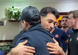 سرمربی جدید در آغوش شجاع (عکس)