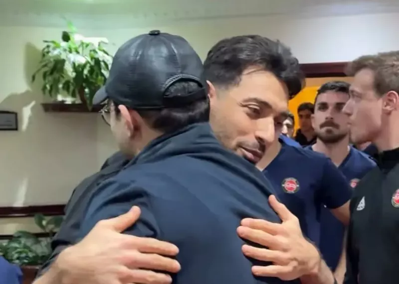 سرمربی جدید در آغوش شجاع (عکس)