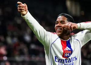 اندریک از همتیمیهایش اخاذی میکند!