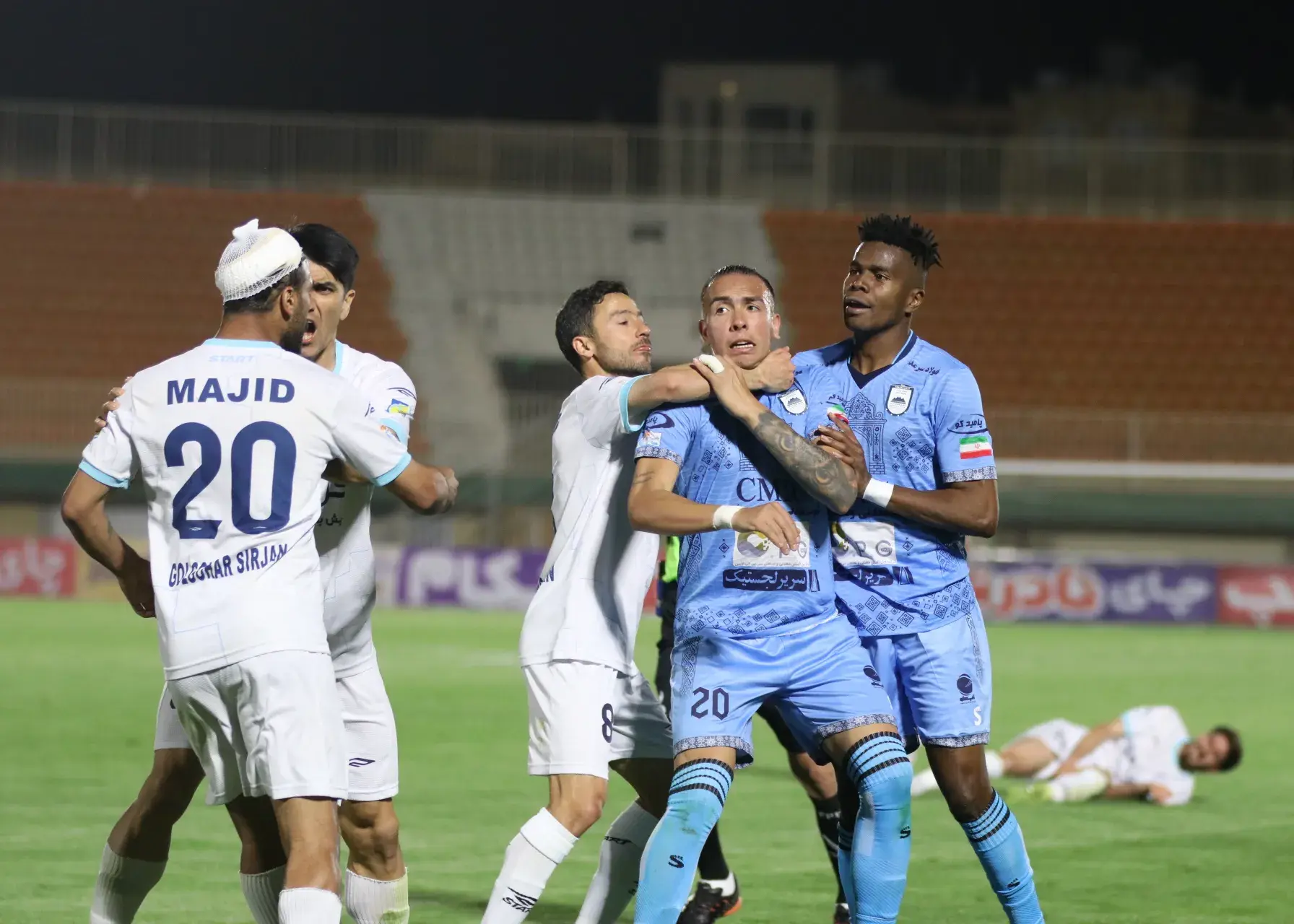 درگیری و سه کارت زرد، بخاطر بیرون نزدن توپ!