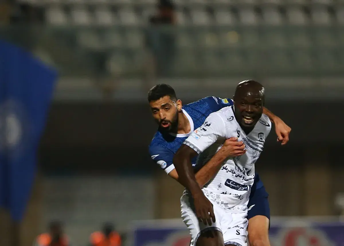 گزارش زنده: چادرملو ۰ – گل‌گهر ۰