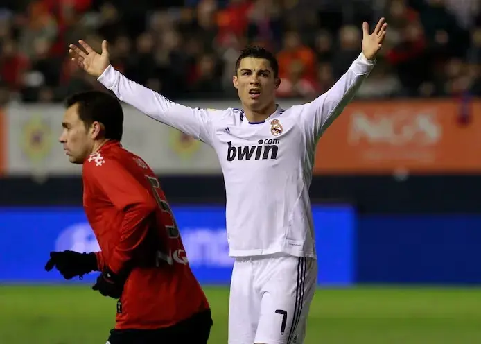 رونالدو با وقاحت گفت کی هستی؟ چقدر پول می‌گیری!