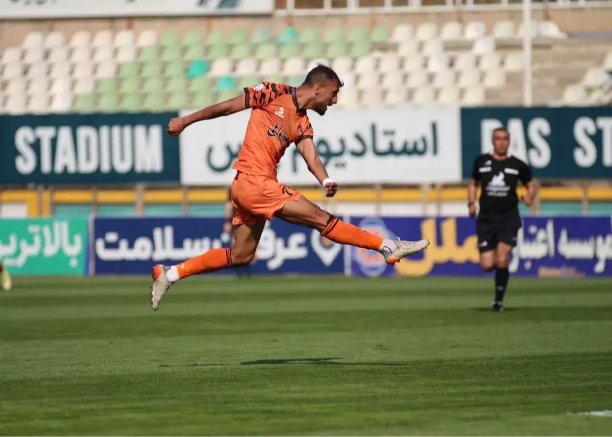 عنایتی گل اول را از رقیبی آشنا خورد!