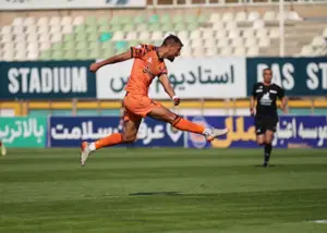 عنایتی گل اول را از رقیبی آشنا خورد!