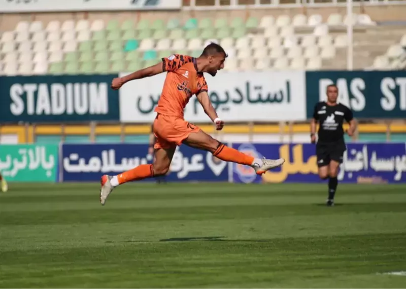 عنایتی گل اول را از رقیبی آشنا خورد!