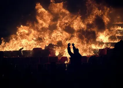 وحشت در دربی: آتش استادیوم را بلعید!