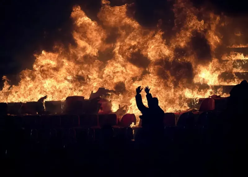 وحشت در دربی: آتش استادیوم را بلعید!
