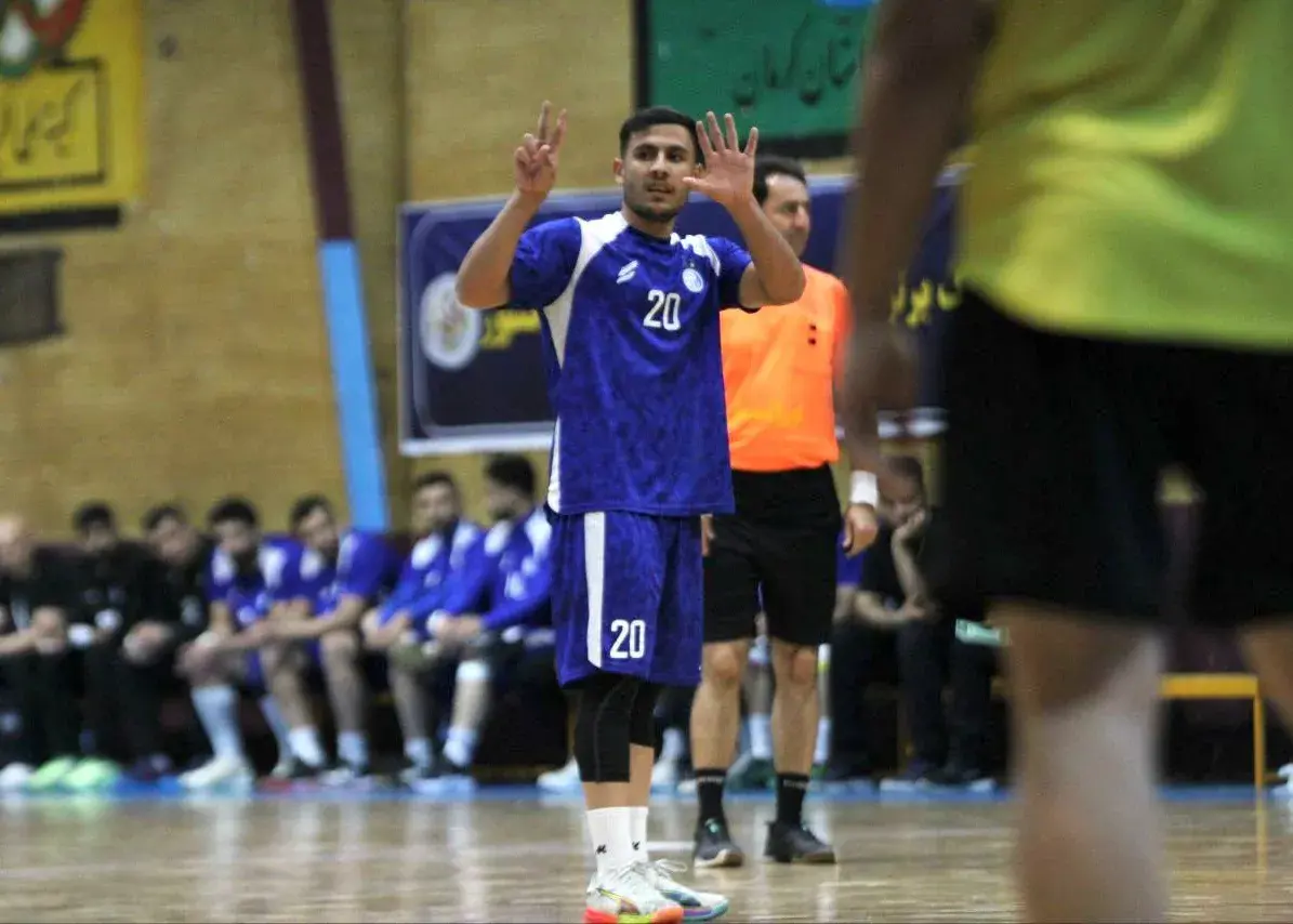 استقلال کازرون صدر را رها نمی‌کند