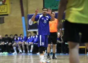 استقلال کازرون صدر را رها نمیکند