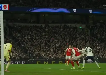 همه از عجیب‌ترین صحنه دربی لندن حرف می‌زنند (عکس)