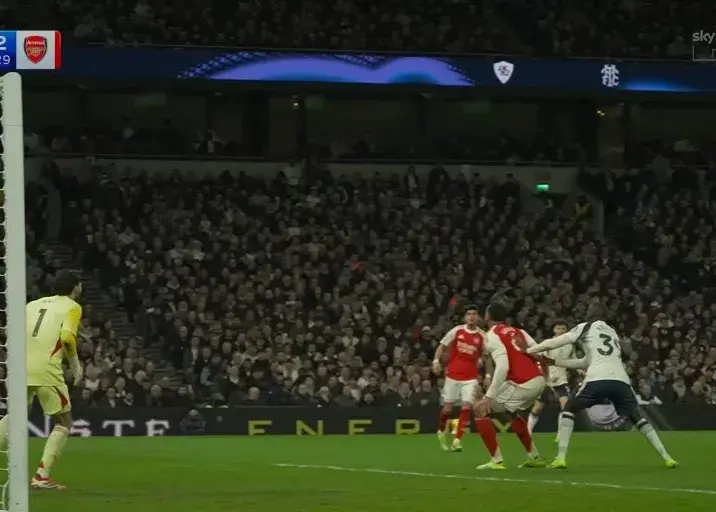 همه از عجیبترین صحنه دربی لندن حرف میزنند (عکس)