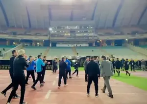 اعتراض جالب آبی‌ها به داور: ایستادند و کف زدند!