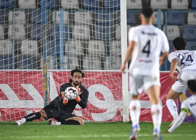 رد قرمز روی دستکش طلایی گلر ملوان!