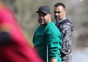 اخباری با ظاهر متفاوت در تمرین (عکس)