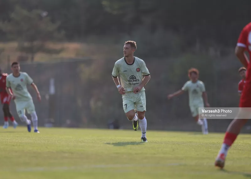 ستاره خارجی تراکتور در مرخصی