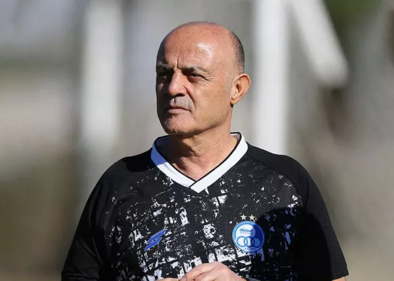 سهراب دستیار خارجی‌اش را در آغوش کشید (عکس)