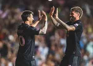 هوادار و نگهبان مسی را زمین زدند! (عکس)