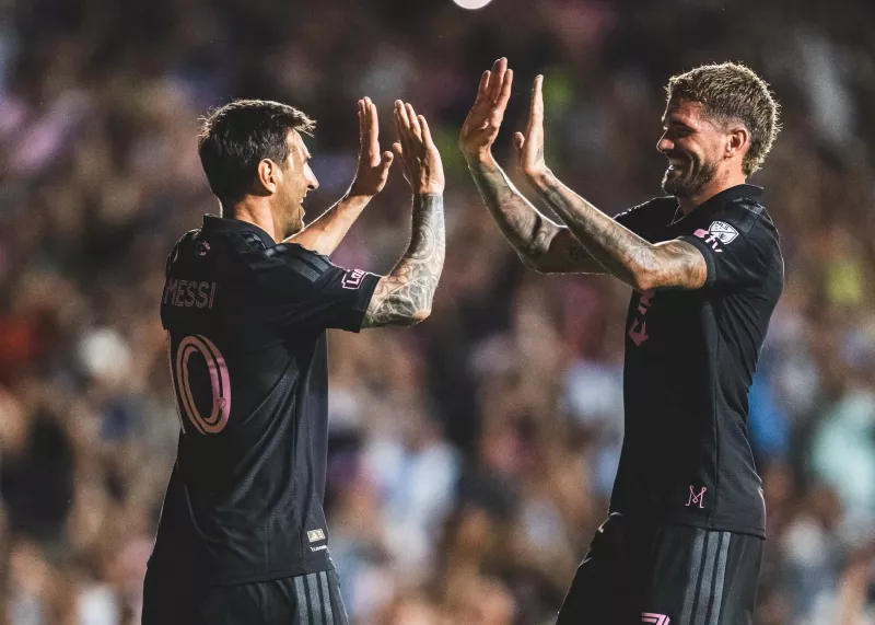 هوادار و نگهبان مسی را زمین زدند! (عکس)