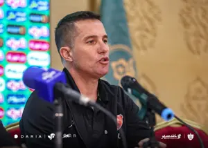 حرف‌های سرمربی پرسپولیس درباره درگیری دو بازیکن!