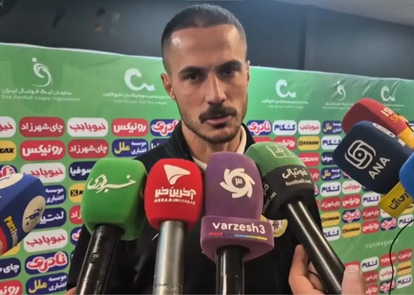 مدافع فجر: داور یک کیک با چند تمشک تقدیم استقلال کرد!