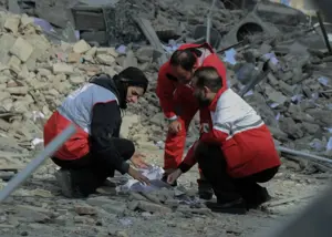 اکرم خدابنده‌ امدادگر مردم آسیب دیده (عکس)