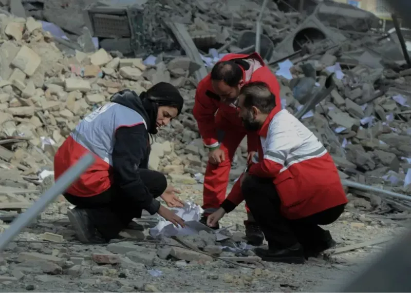 اکرم خدابنده‌ امدادگر مردم آسیب دیده (عکس)