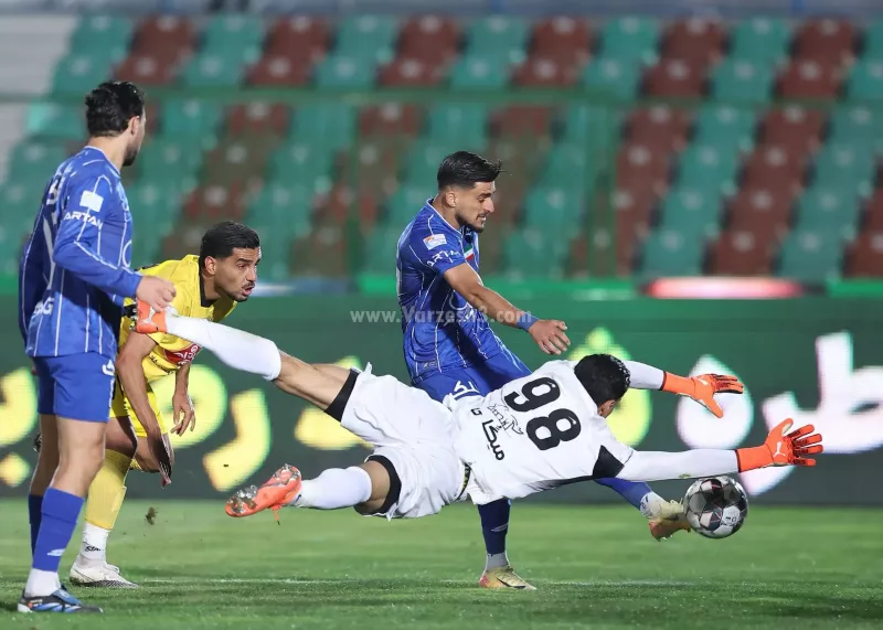 مشت‌های گره‌ کرده گلر استقلالی جلوی تیم سابق (عکس)