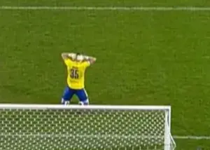 ترک زمین توسط بازیکنان پس از مصدومیت دروازهبان