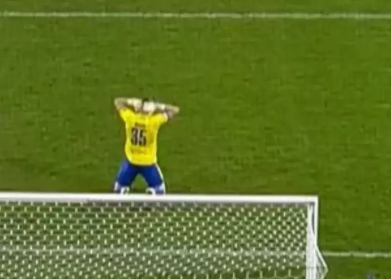 ترک زمین توسط بازیکنان پس از مصدومیت دروازه‌بان