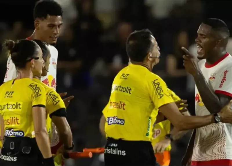 محرومیت سنگین مدافع برزیلی برای توهین به داور زن