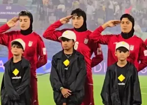 ادای احترام تیم ملی زنان به دفاع از کشور (عکس)