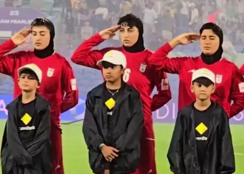 ادای احترام تیم‌ ملی زنان به دفاع از کشور (عکس)   