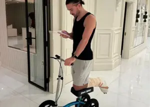 اسکوترسواری جک گریلیش در جاده بازگشت