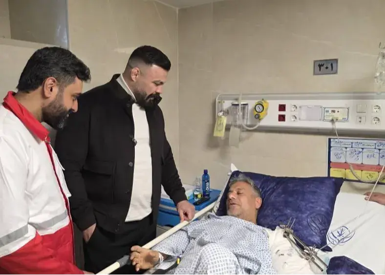 عیادت قهرمان جهان از مجروحان جنگ