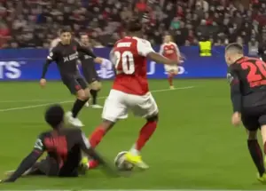 نجات آرسنال با پنالتی جنجالی: داور اشتباه کرد؟