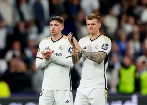 کروس برابر وارثش سر تعظیم فرود آورد