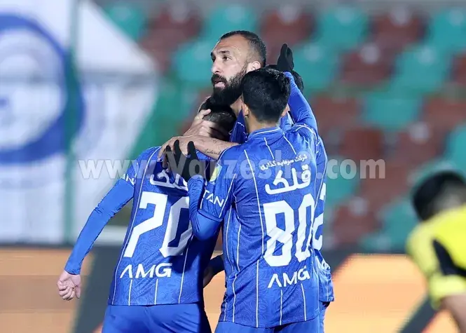 استقلال صدرنشین 1404
