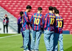 ستارههای بارسا با پیراهن رونالدینیو در نوکمپ (عکس)