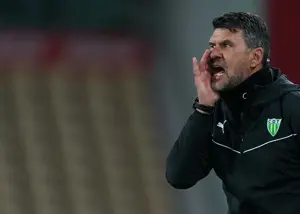 اخراج مربی بخاطر فشردن گلوی رئیس باشگاه!