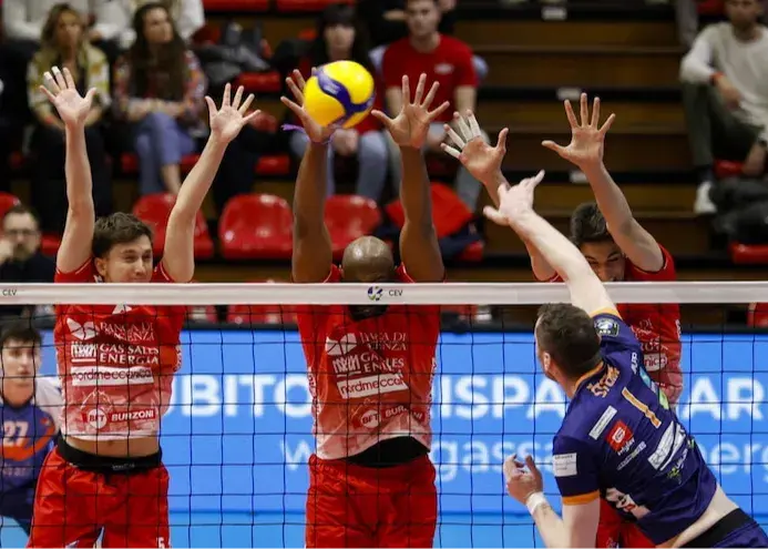 سرمربی سابق ایران بازنده ۲ ساعت ماراتن والیبال