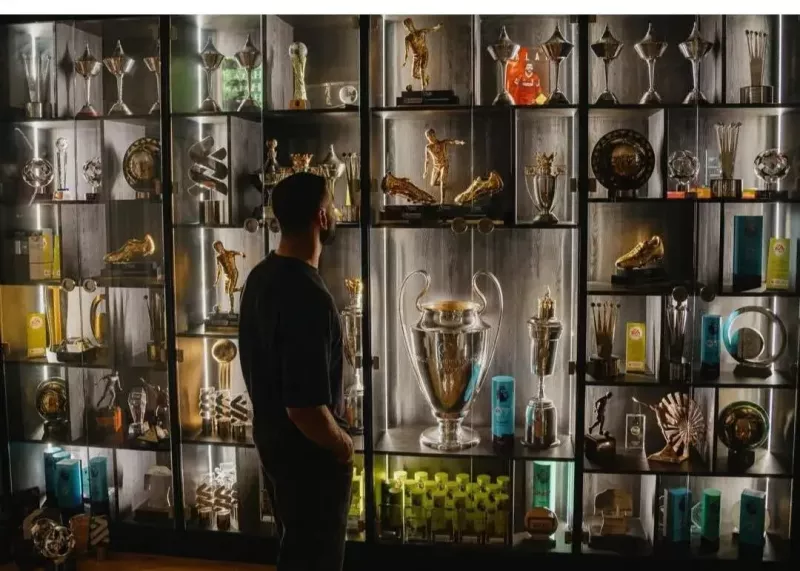 وداع صلاح در موزه شخصی: کوهی از جام (عکس)