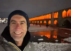 ماجرای عکس یادگاری گابریل پین در لحظه بمباران!