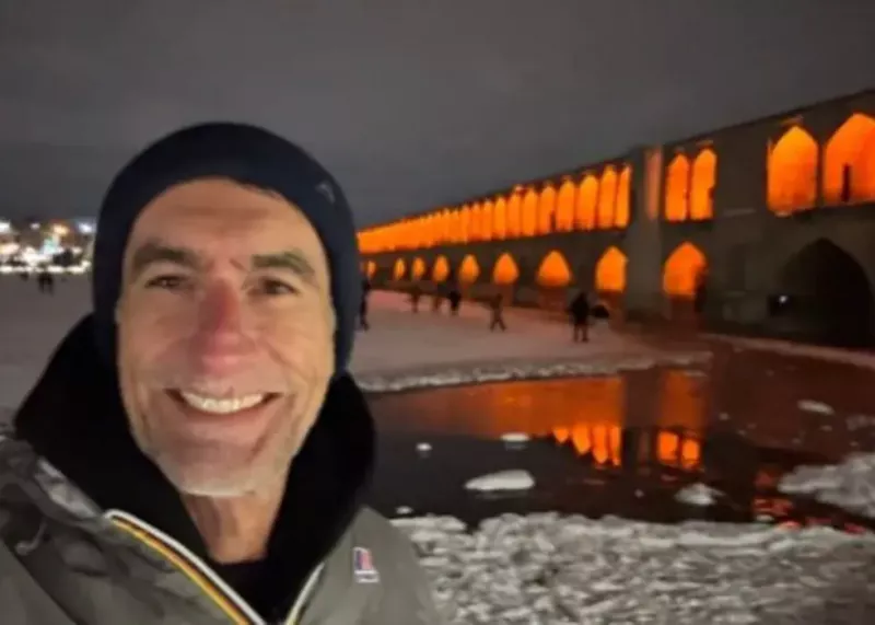 ماجرای عکس یادگاری گابریل پین در لحظه بمباران!