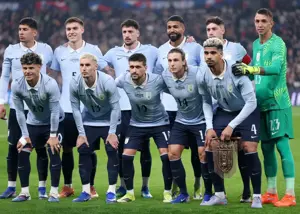 عجیب‌ترین هدیه در فوتبال: زره جنگی به جای پرچم!